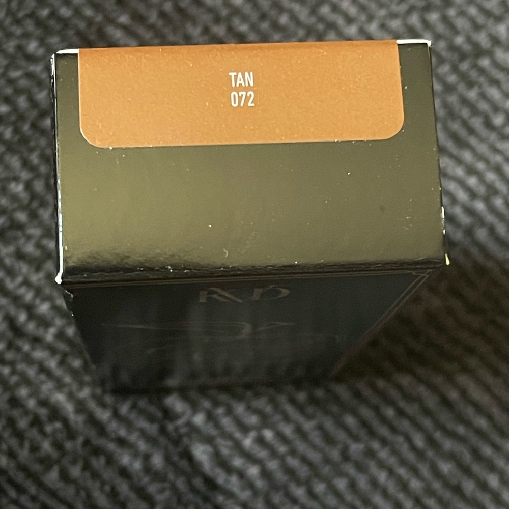 KVD Good Apple Tan 072 Full-Coverage Transfer-Proof Serum Foundation - Picture 5 of 6